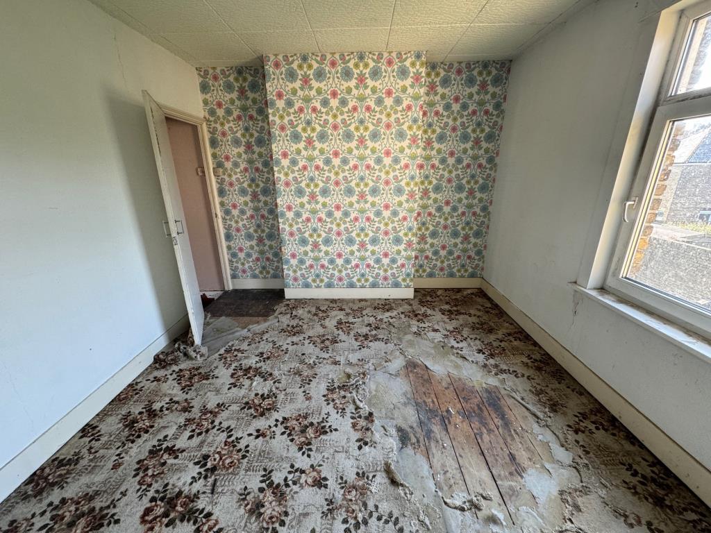 Lot: 1 - TERRACE HOUSE FOR IMPROVEMENT - Bedroom One